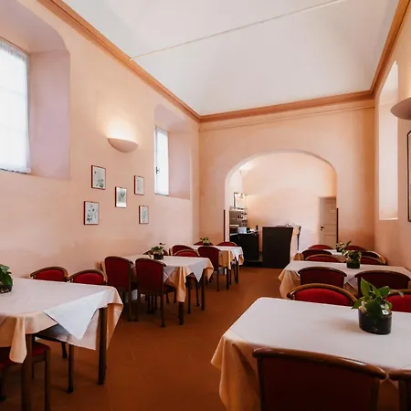 Casa Regina Montis Regalis Отель *