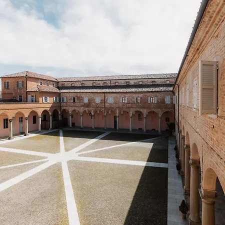 Отель Casa Regina Montis Regalis *