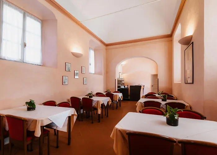 Casa Regina Montis Regalis فندق *