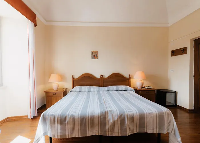 Casa Regina Montis Regalis فندق