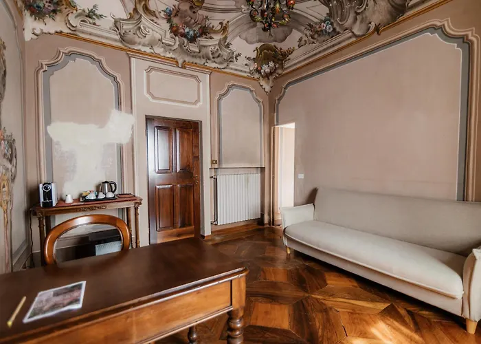 Casa Regina Montis Regalis فندق *